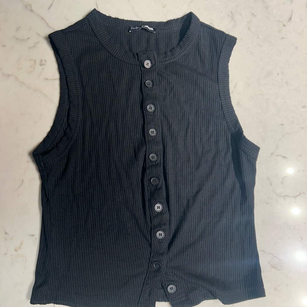 Fashion Nova Ribbed Button-Up Crop Top – Black